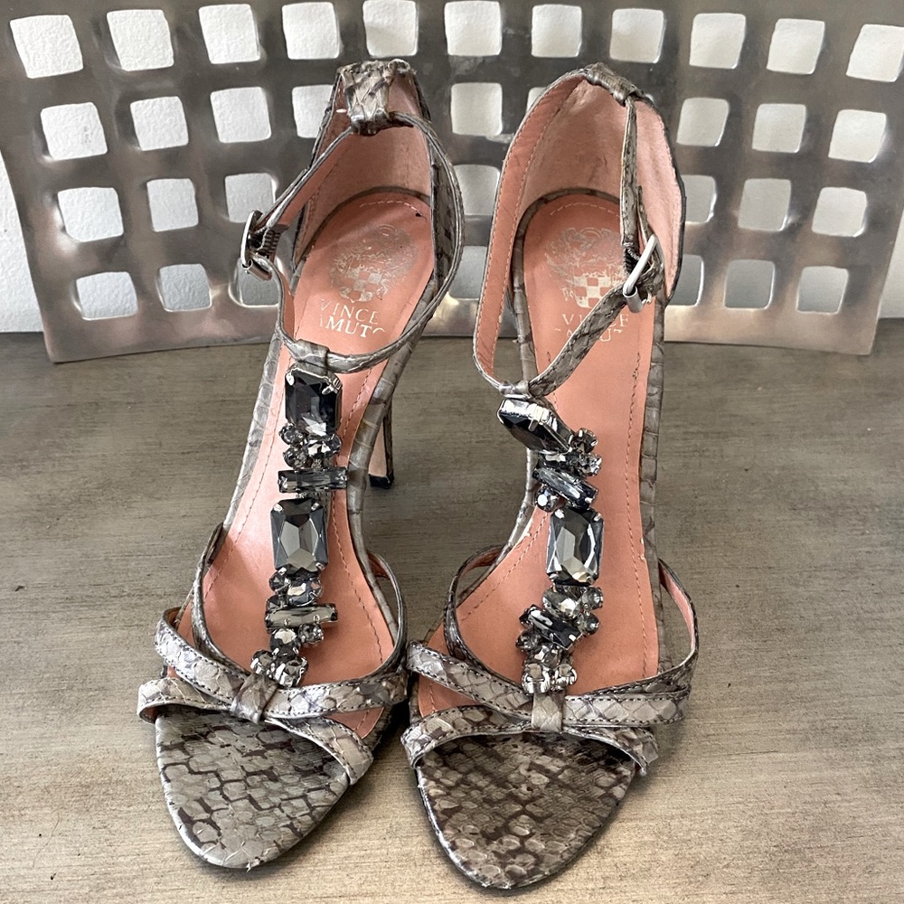 Womens Vince Camuto Grey leather Heels (8.5). Great holiday shoe!